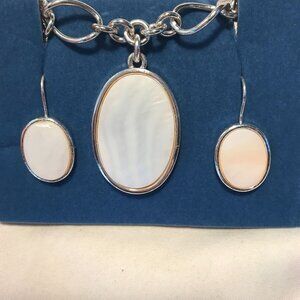 Avon 2005 Mother of Pearl Disk Necklace and Earring Giftset